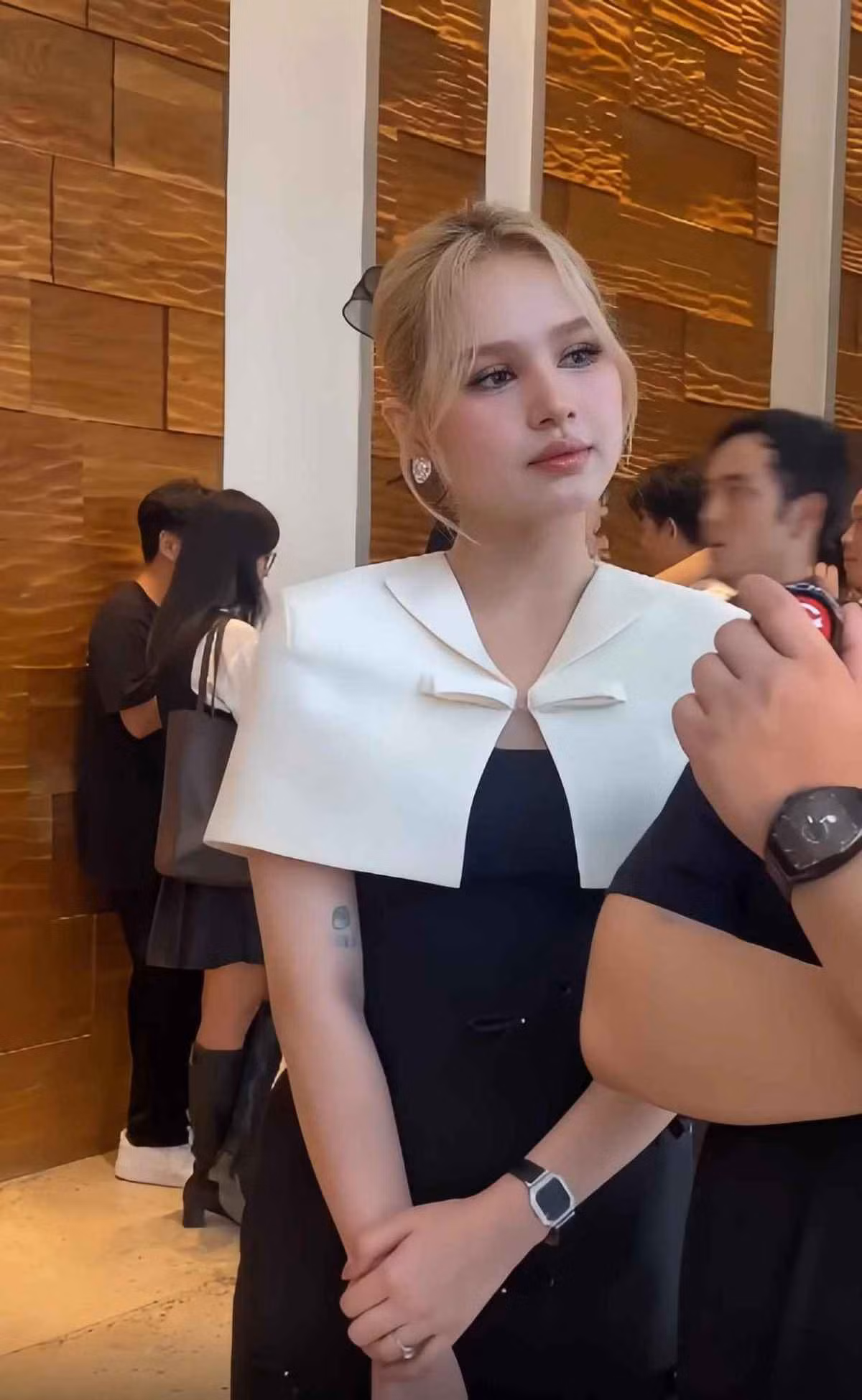 Cô nàng 22 tuổi "phát sáng" với làn da trắng không tì vết, đường nét gương mặt lai Tây sắc sảo.