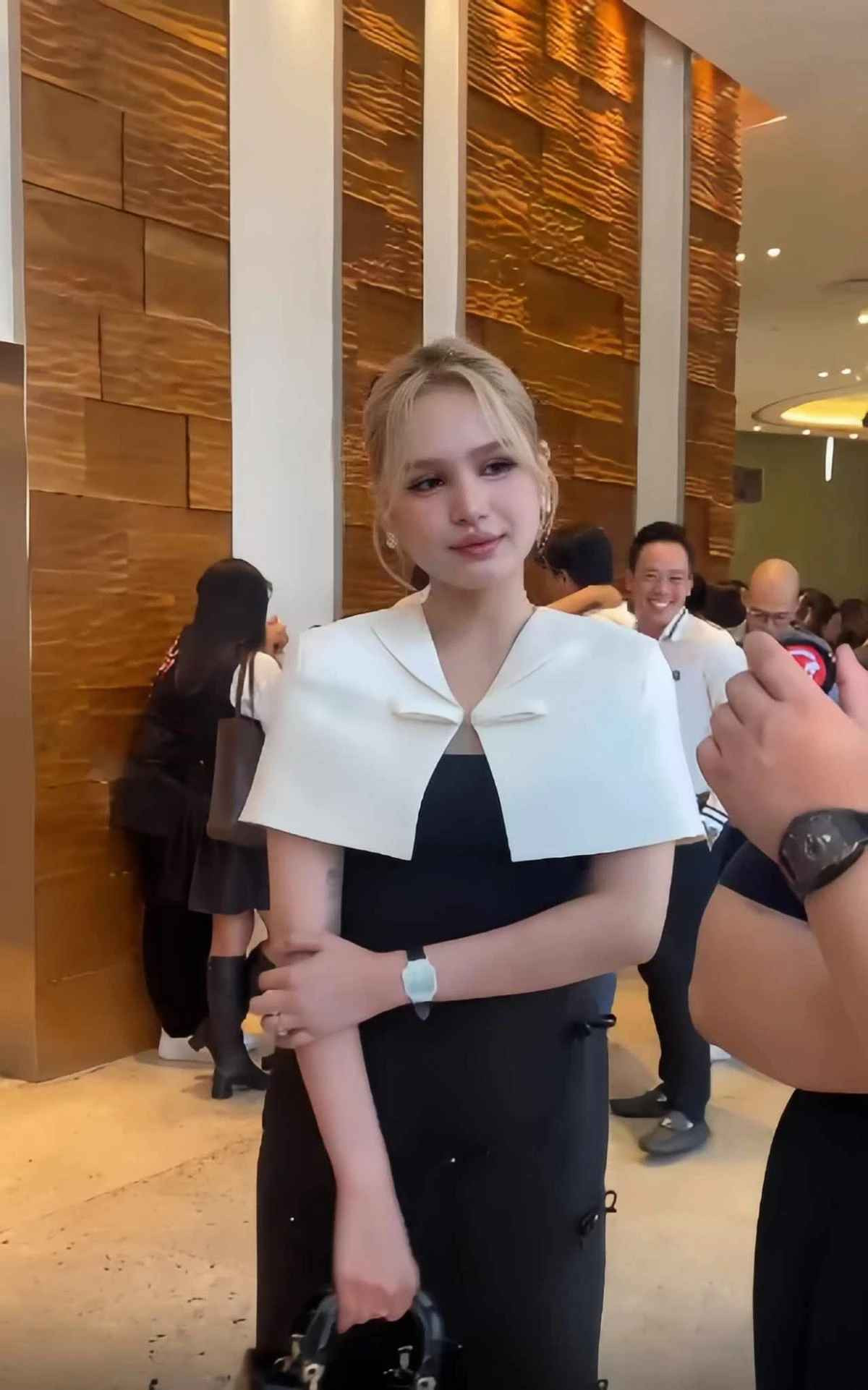 Đặc biệt, nếu như nhiều người nổi tiếng sợ hãi trước “hung thần” camera thường thì Xoài Non lại bình thản trước điều này và khiến nhiều người xuýt xoa.