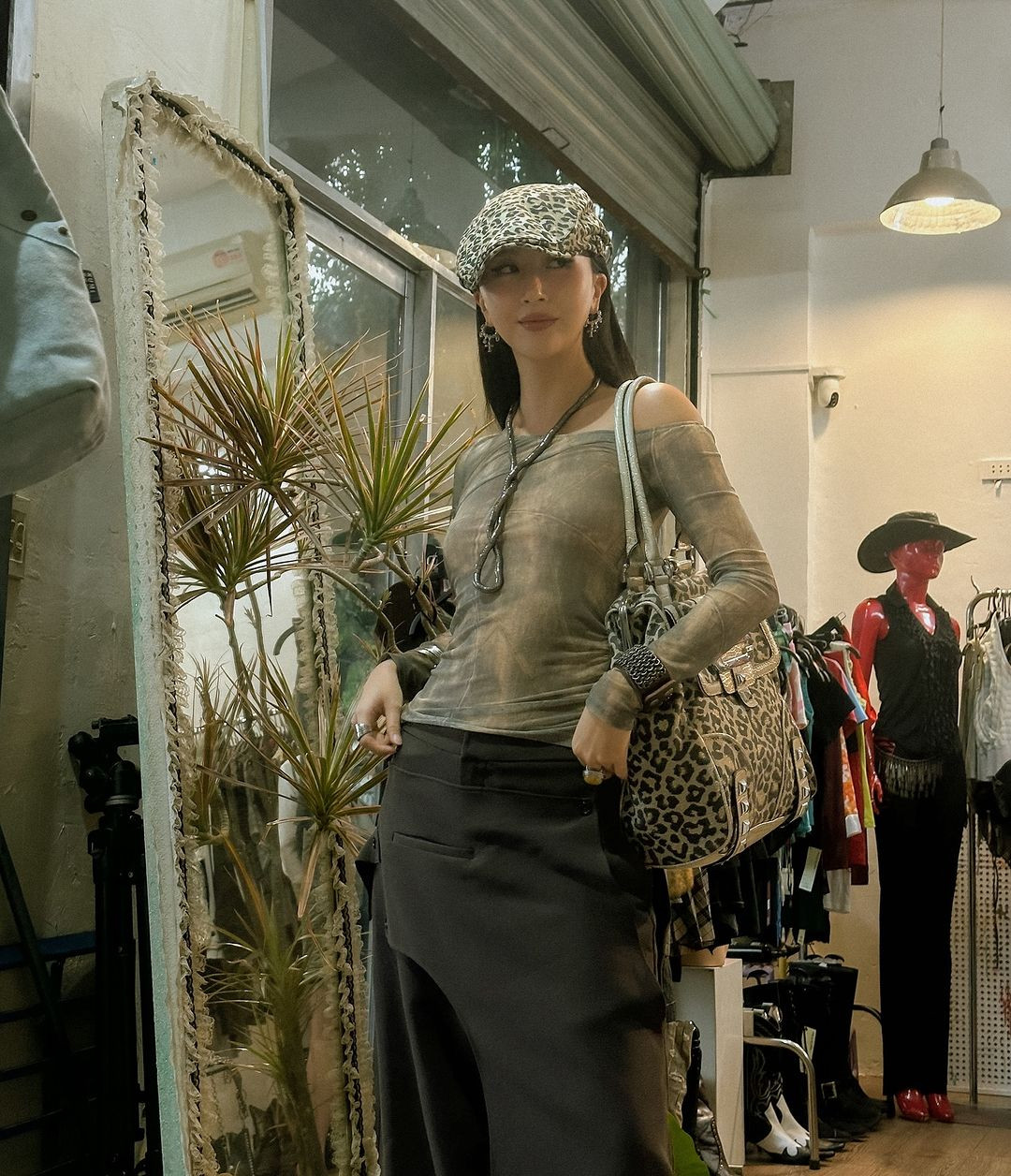 Dưới bài đăng của cô nàng, rất nhiều người đã để lại những bình luận khen có cánh như: "Quá trời quá đất rồi Shyn ơi", "Ảnh xịn quá".