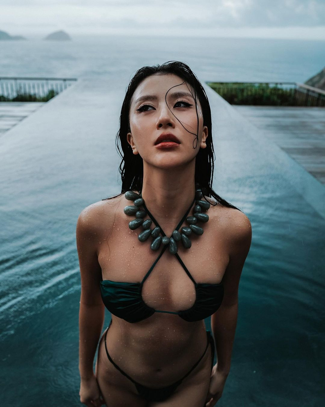 Bộ hình nội y gợi cảm cũng được thổi làn gió mới mẻ nhờ cách mix - match độc đáo. (Ảnh: IGNV)