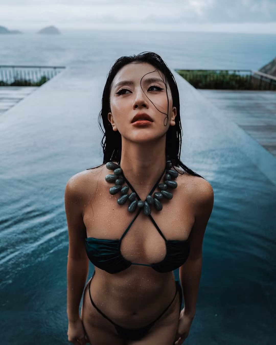 Bộ hình nội y gợi cảm cũng được thổi làn gió mới mẻ nhờ cách mix - match độc đáo. (Ảnh: IGNV)