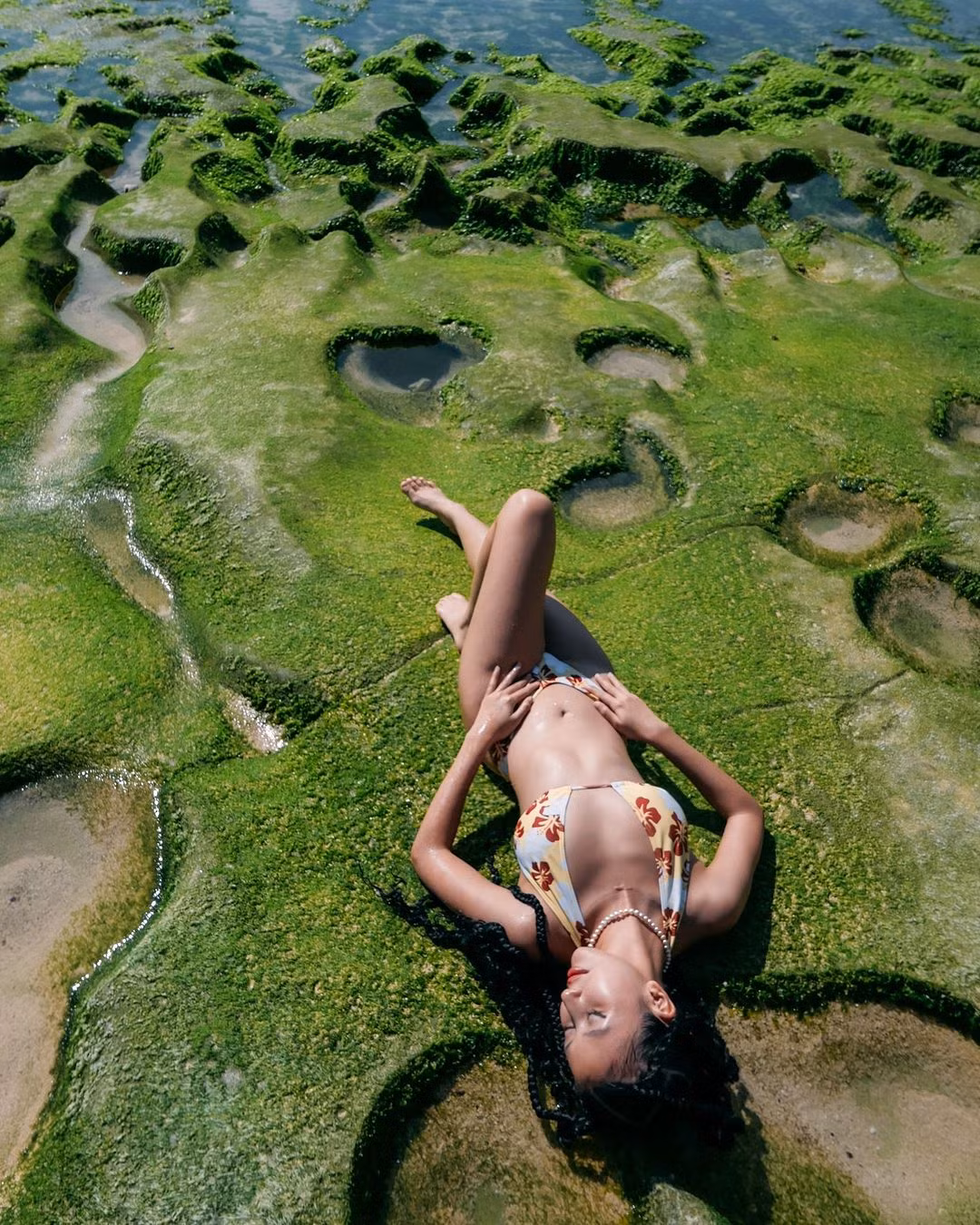 Cũng là mặc bikini, nhưng ở Quỳnh Anh Shyn không toát lên vẻ khoe thân, khoe dáng thông thường mà toát lên phong cách thời thượng đầy mê hoặc.