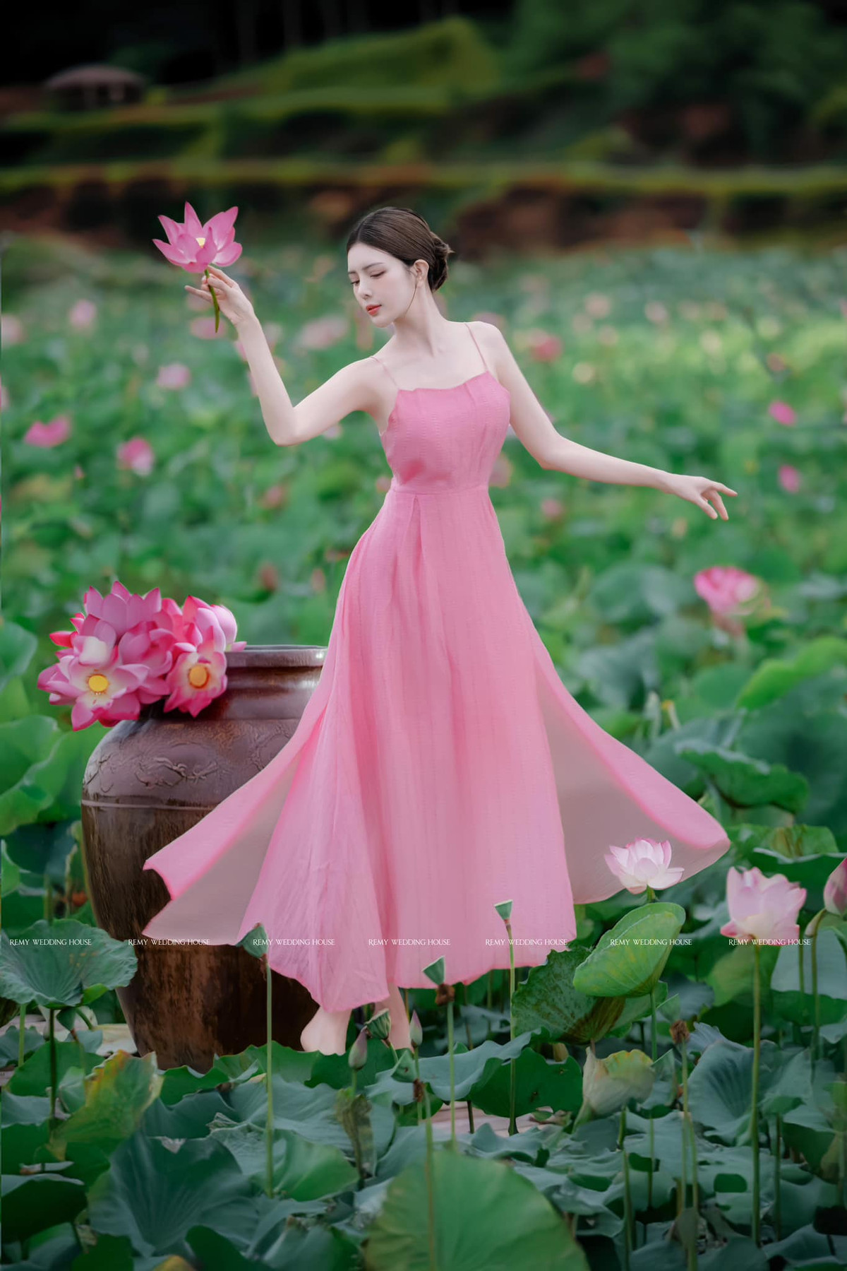 Trong các phiên livestream, "búp bê sống" Việt Nam này được khen ngợi bởi gương mặt đẹp và cách nói chuyện có duyên.