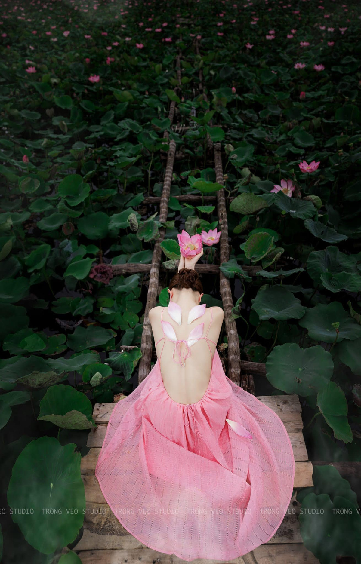 Liily Luta nổi tiếng với nhiều vai trò như: người mẫu ảnh, diễn viên... Gần đây, cô nàng lại gây chú ý với những video mukbang (ăn uống).