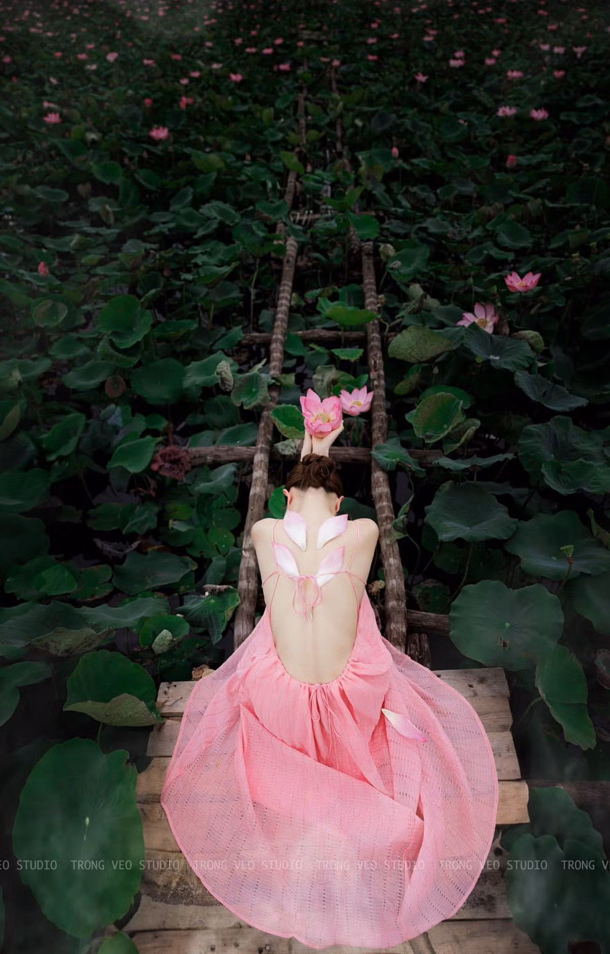 Liily Luta nổi tiếng với nhiều vai trò như: người mẫu ảnh, diễn viên... Gần đây, cô nàng lại gây chú ý với những video mukbang (ăn uống).