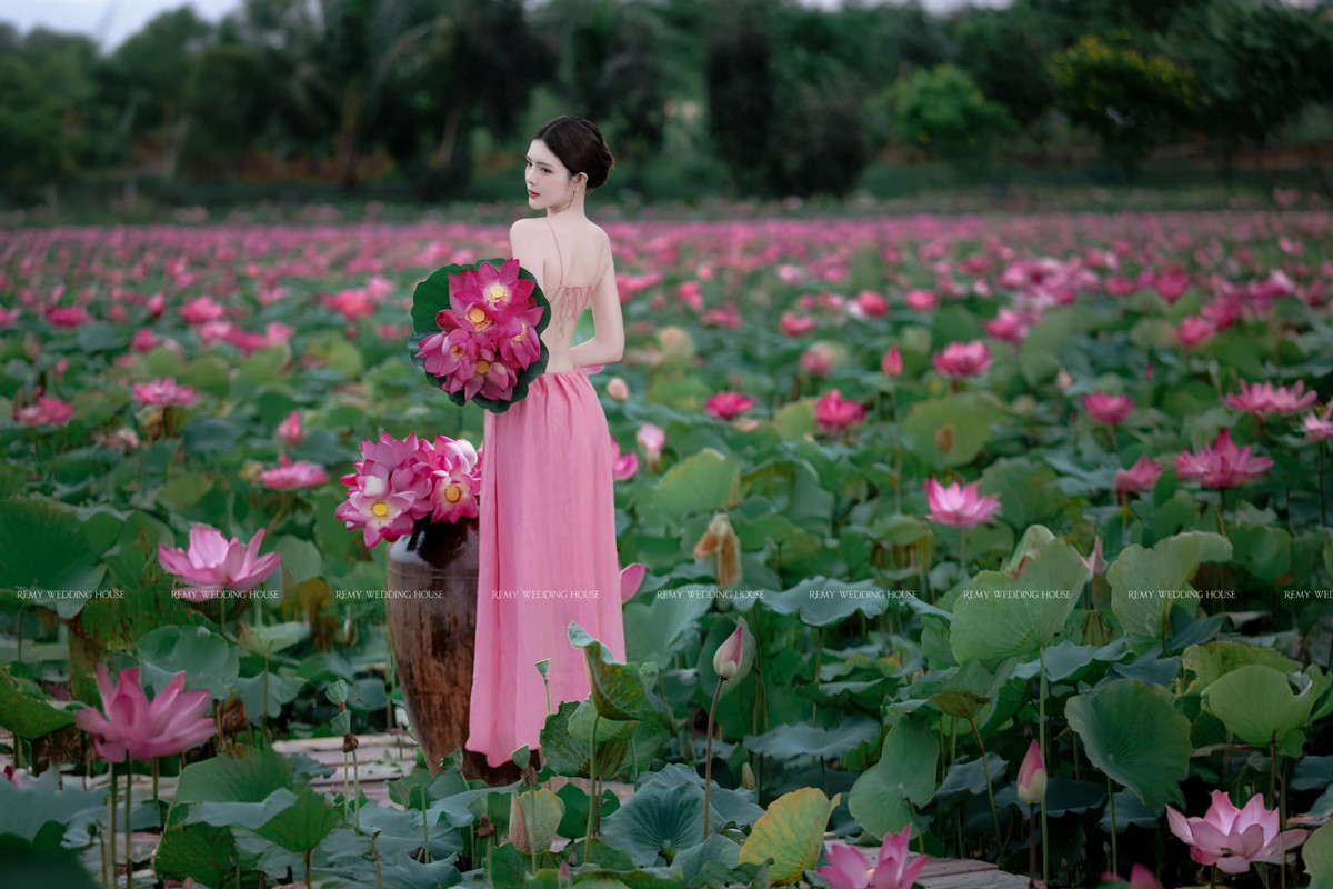 So với các hot girl cùng thời, Lilly Luta vẫn giữ được sự nổi tiếng nhất định. Cô nàng đôi khi gây chú ý nhờ những hình ảnh giản dị, gần gũi nơi quê nhà.