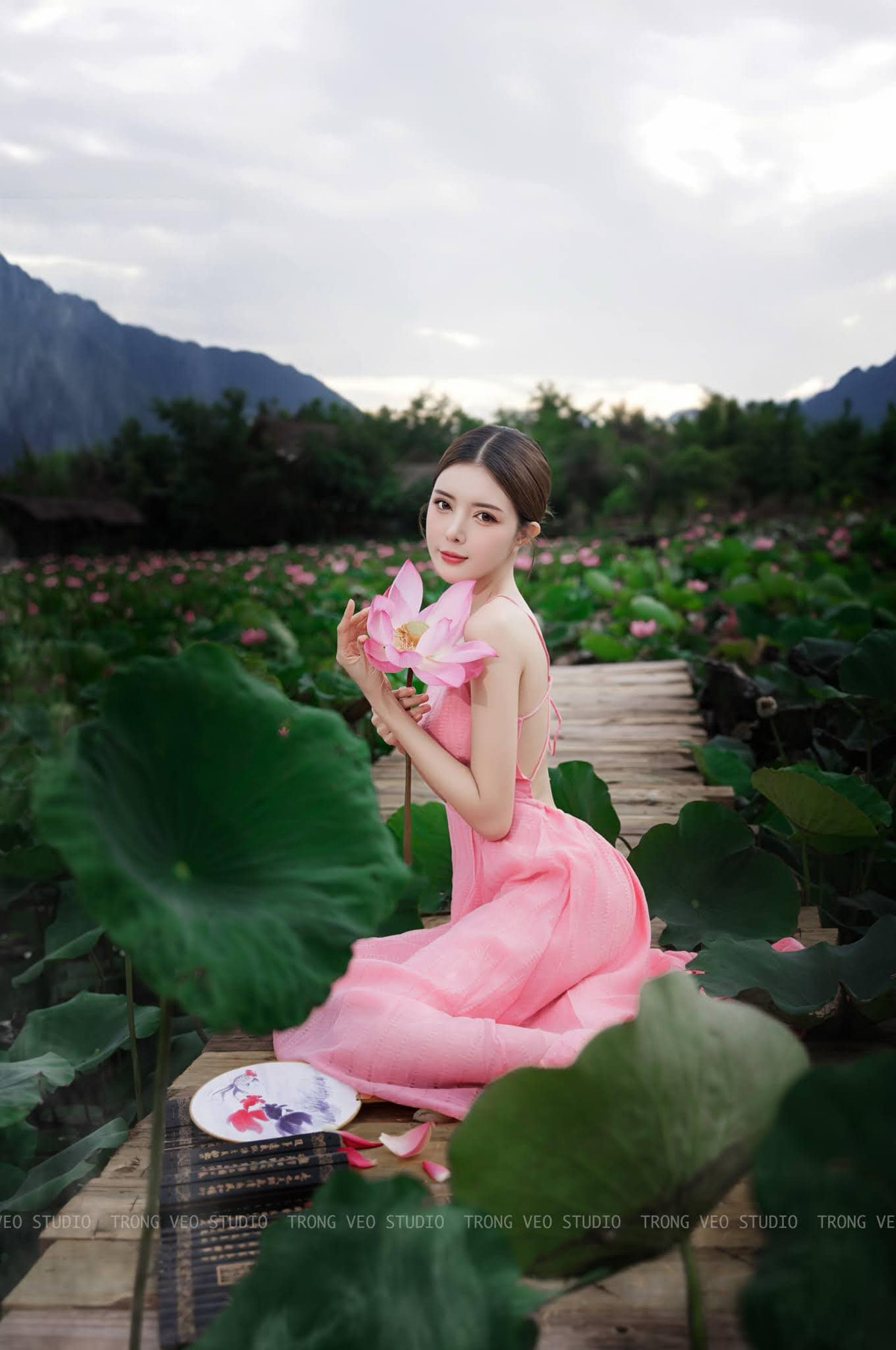 Mới đây, Lilly Luta vừa chia sẻ trên trang cá nhân bộ ảnh chụp bên đầm sen nở rộ. Hot girl gốc Khánh Hòa khoe vai trần lưng nõn cùng Quốc hoa của Việt Nam.