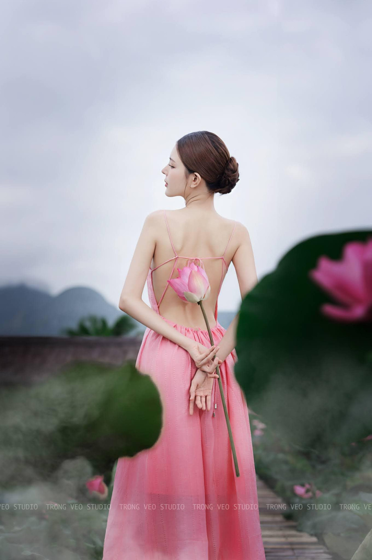 Mỗi khi về quê, Lilly Luta như 'lột xác' hoàn toàn. Không còn hình ảnh sang chảnh, lộng lẫy như khi đi dự sự kiện, cô nàng giản dị với tà áo bà ba cùng vẻ ngoài dung dị.