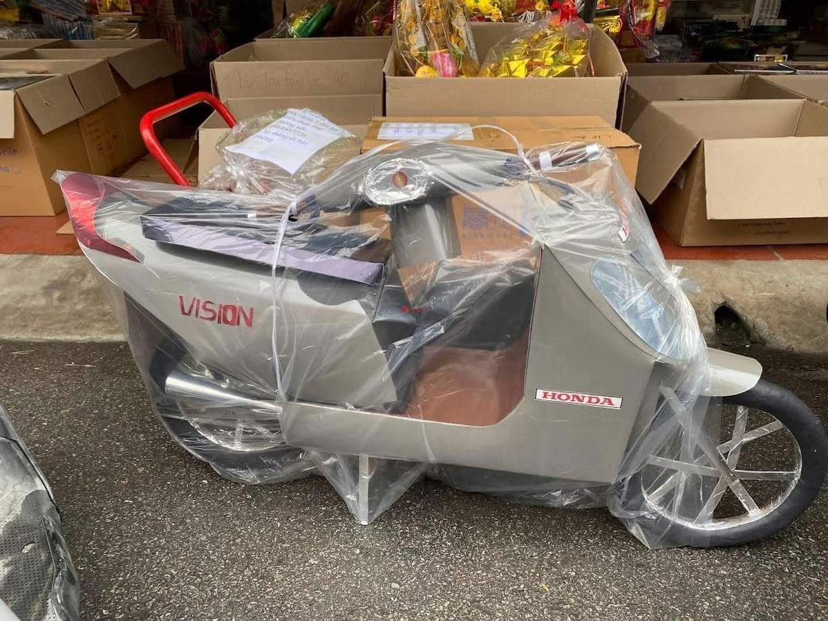 Quan niệm trần sao âm vậy từ lâu đã trở thành tín ngưỡng truyền thống với người Việt. Người trần mong muốn những thứ tốt đẹp đến với mình như sự bình yên, công việc thuận lợi, được người khác quan tâm, kính trọng… Thì có lẽ cõi âm cũng như trần mong muốn được người trần tưởng nhớ, thành kính và ngưỡng vọng.