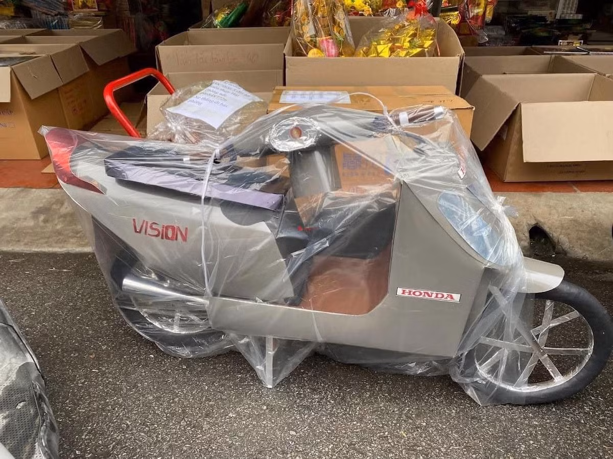 Quan niệm trần sao âm vậy từ lâu đã trở thành tín ngưỡng truyền thống với người Việt. Người trần mong muốn những thứ tốt đẹp đến với mình như sự bình yên, công việc thuận lợi, được người khác quan tâm, kính trọng… Thì có lẽ cõi âm cũng như trần mong muốn được người trần tưởng nhớ, thành kính và ngưỡng vọng.