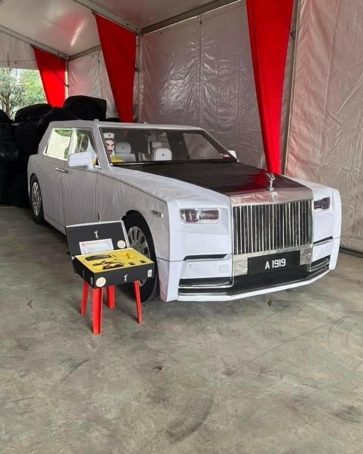 Những chiếc xe sang với kích thước lớn cũng được làm tỉ mỉ. (Ảnh: Facebook)