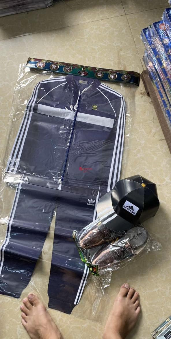 Khi rằm tháng 7 đang đến gần, việc kinh doanh hàng mã đang nhộn nhịp hơn bao giờ hết. Rất nhiều món hàng mã được thiết kế giống hệt như những đồ dùng người trần thường dùng đã xuất hiện.