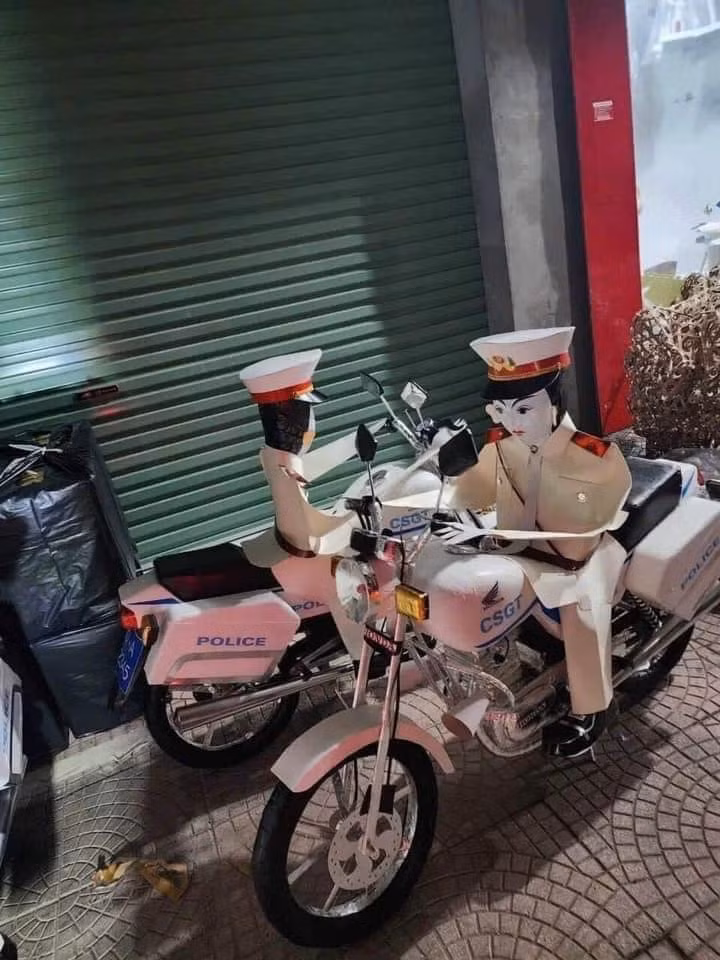 Đến cả xe của cảnh sát giao thông cũng được làm thành hàng mã.