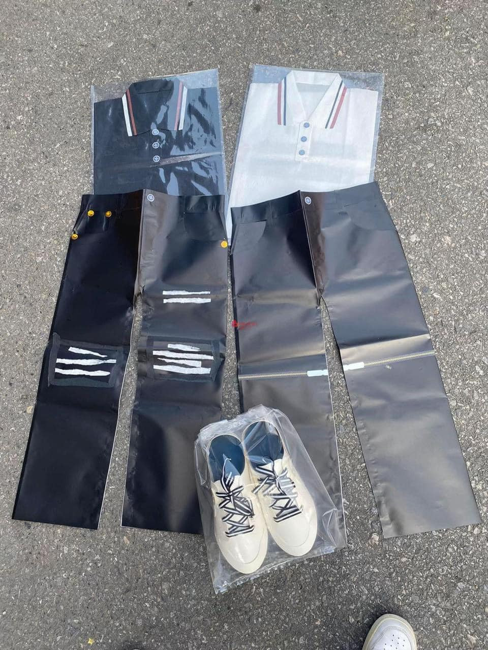 Không phải những món đồ truyền thống như ngày xưa, những thiết kế vô cùng thời trang từ quần áo, giày dép cũng vô cùng "trendy".