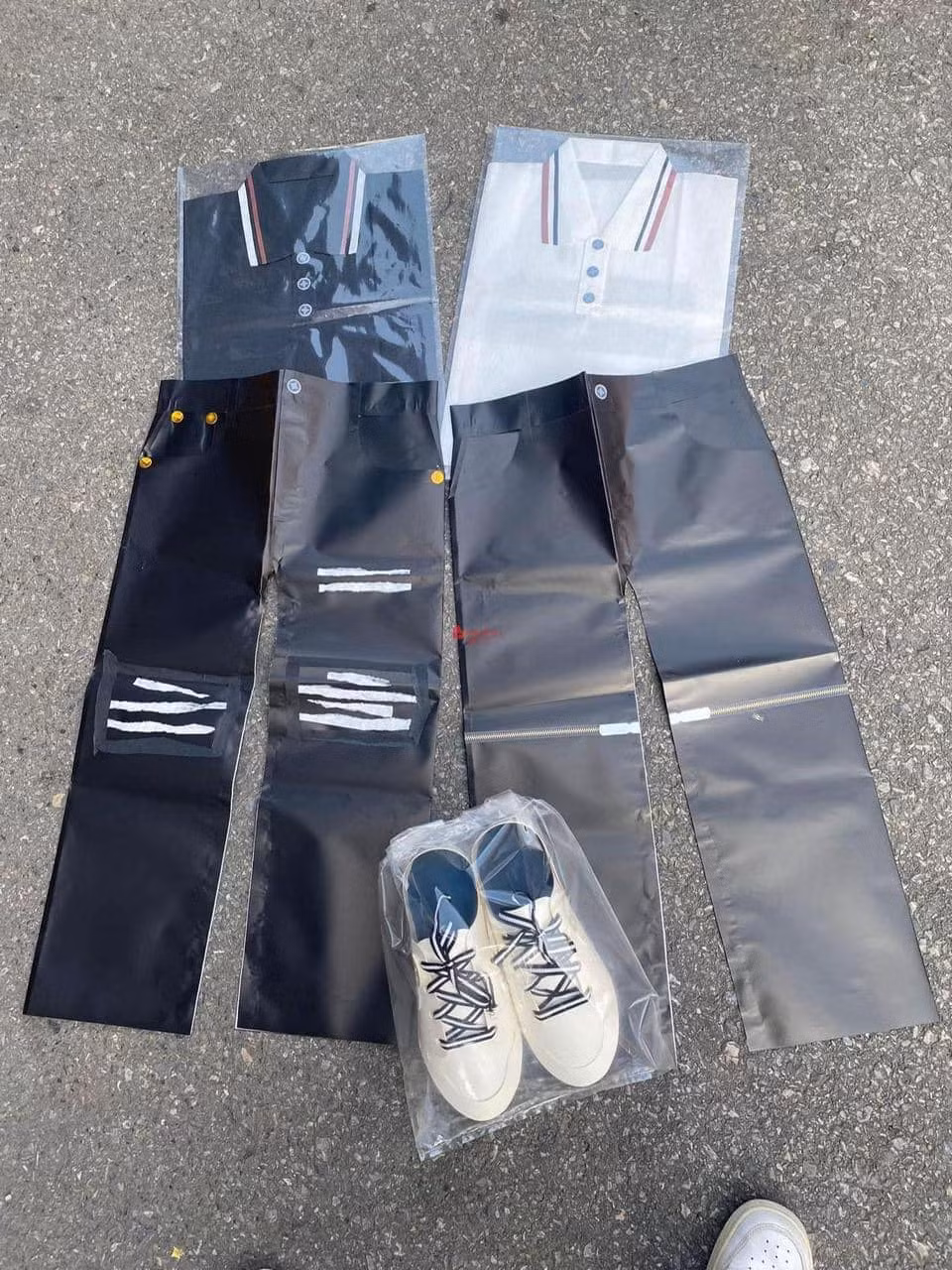 Không phải những món đồ truyền thống như ngày xưa, những thiết kế vô cùng thời trang từ quần áo, giày dép cũng vô cùng "trendy".