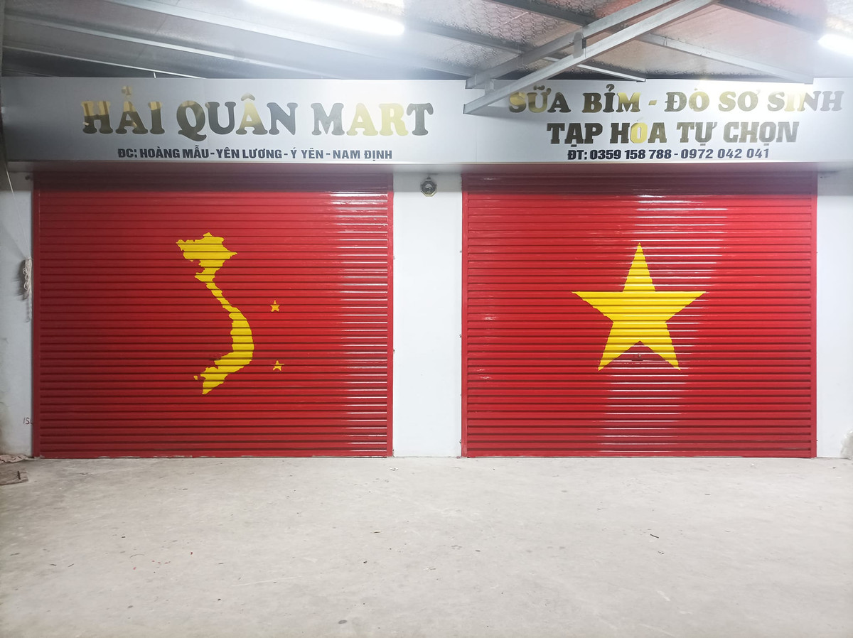 Gần đến ngày 2/9, hoạt động chào mừng ngày Quốc khánh 2/9 lan tỏa khắp Việt Nam, trào lưu vẽ lá cờ đỏ sao vàng lên mái nhà đang được người dân trên cả nước hưởng ứng nhiệt tình, tạo nên khung cảnh đầy ý nghĩa và tự hào.