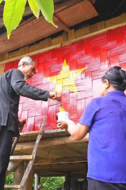 Trong loạt ảnh, ngôi nhà của ông bà dù vô cùng đơn sơ, là một căn nhà gỗ nhỏ ở Yên Bái, thế nhưng tinh thần yêu nước của ông bà thì không hề nhỏ chút nào.