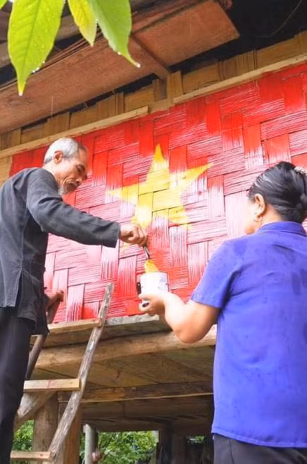 Trong loạt ảnh, ngôi nhà của ông bà dù vô cùng đơn sơ, là một căn nhà gỗ nhỏ ở Yên Bái, thế nhưng tinh thần yêu nước của ông bà thì không hề nhỏ chút nào.