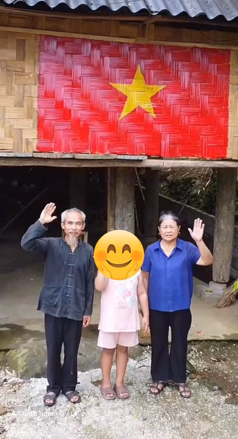 Nhiều người đã bày tỏ cảm xúc: "Cụ ông đẹp lão chúc ông bà nhiều sức khoẻ GĐ hp.ạ. mộc mạc mà ý nghĩa", "Vẽ lên những chất liệu thô sơ gần gũi như thế này lại càng thấy toát lên vẻ giản dị và hào hùng của dân tộc của Việt Nam ta ạ . Cảm ơn ông bà đã để lại tác phẩm nghệ thuật truyền cảm hứng rất tốt".