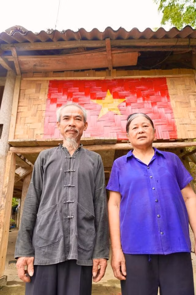 Mới đây, loạt ảnh ghi lại khoảnh khắc một cụ ông và cụ bà cùng nhau vẽ cờ Tổ quốc lên chính ngôi nhà của mình để hướng ứng tinh thần chào ngày Quốc khánh 2/9 sắp tới khiến nhiều người vô cùng xúc động.