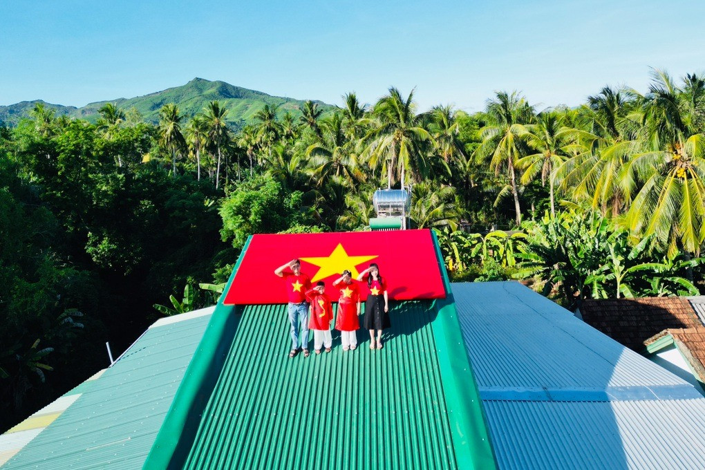 Những hình ảnh này được nhiều bạn trẻ trên khắp các tỉnh thành hưởng ứng, biến nó thành "trend" vì cho rằng đây là hành động mang đậm bản sắc dân tộc và tình yêu nước.