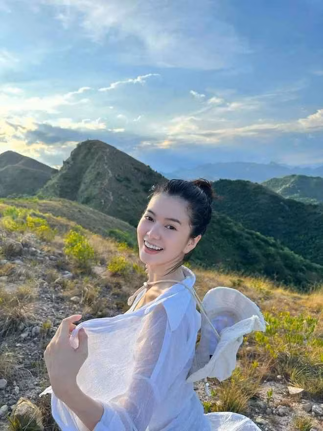 Với những hình ảnh đời thường ít son phấn hoặc thậm chí để mặt mộc, Yên Đan vẫn nhận được nhiều lời khen có cánh nhờ visual xinh đẹp, thanh tú. Hot girl này cũng thường xuyên chia sẻ những bí quyết làm đẹp từ chăm da, trang điểm trên MXH