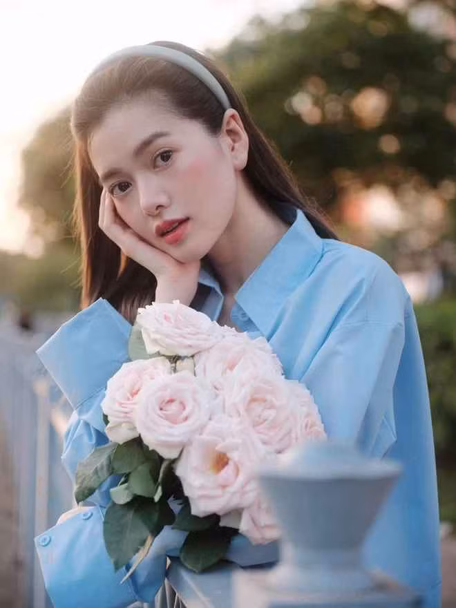 Thậm chí, qua những hình ảnh đăng tải trên MXH, mặt mộc của Yên Đan cũng nhận được nhiều lời khen có cánh từ dân mạng vì vẫn vô cùng tươi tắn, rạng rỡ.