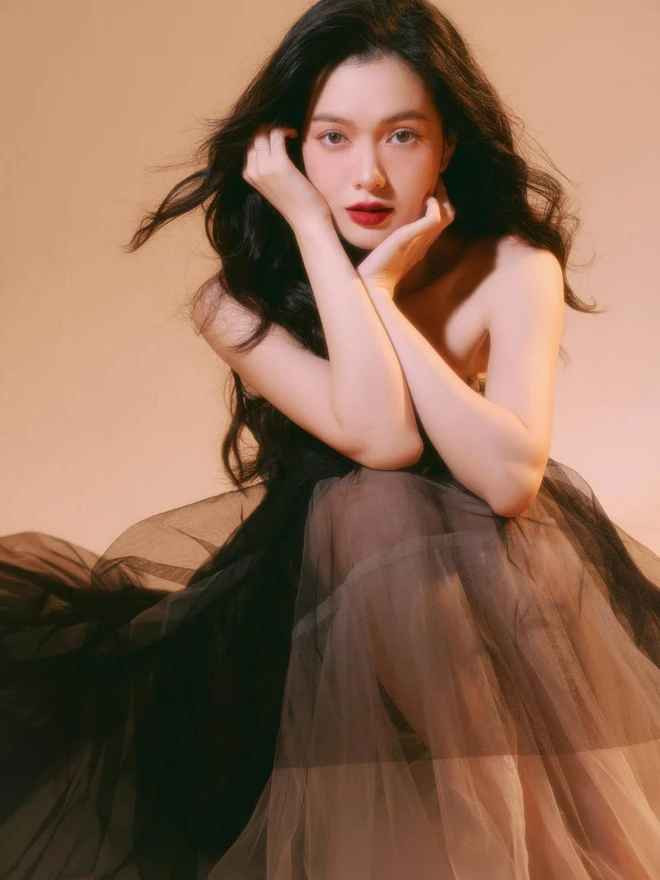 Đỗ Yên Đan ghi điểm với nhan sắc vừa mang nét ngọt ngào, nữ tính lại vừa có vẻ sang chảnh, tiểu thư. Hot girl Đắk Lắk sở hữu đường nét thanh tú, hài hòa, đôi mắt to tròn, sống mũi cao cùng làn da trắng sáng.