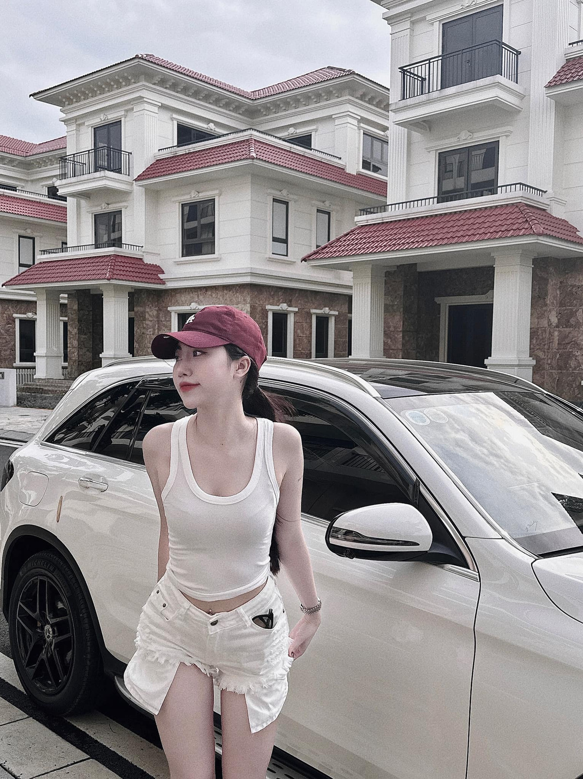 Cô nàng có mối quan hệ thân thiết với anh trai, thậm chí có lúc từng bị nhầm là bạn gái của Văn Toàn trong 1 lần ra sân bay đón nam cầu thủ.