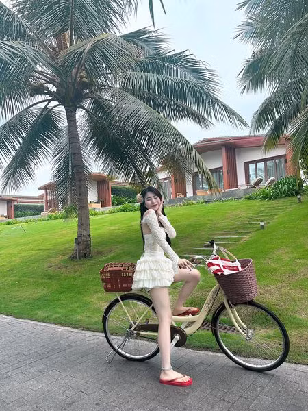 Dù không làm việc đến nghệ thuật, Nguyễn Nụ vẫn bắt kịp mọi xu hướng thời trang. Cô nàng cũng thu hút gần 70.000 người theo dõi trên trang cá nhân.