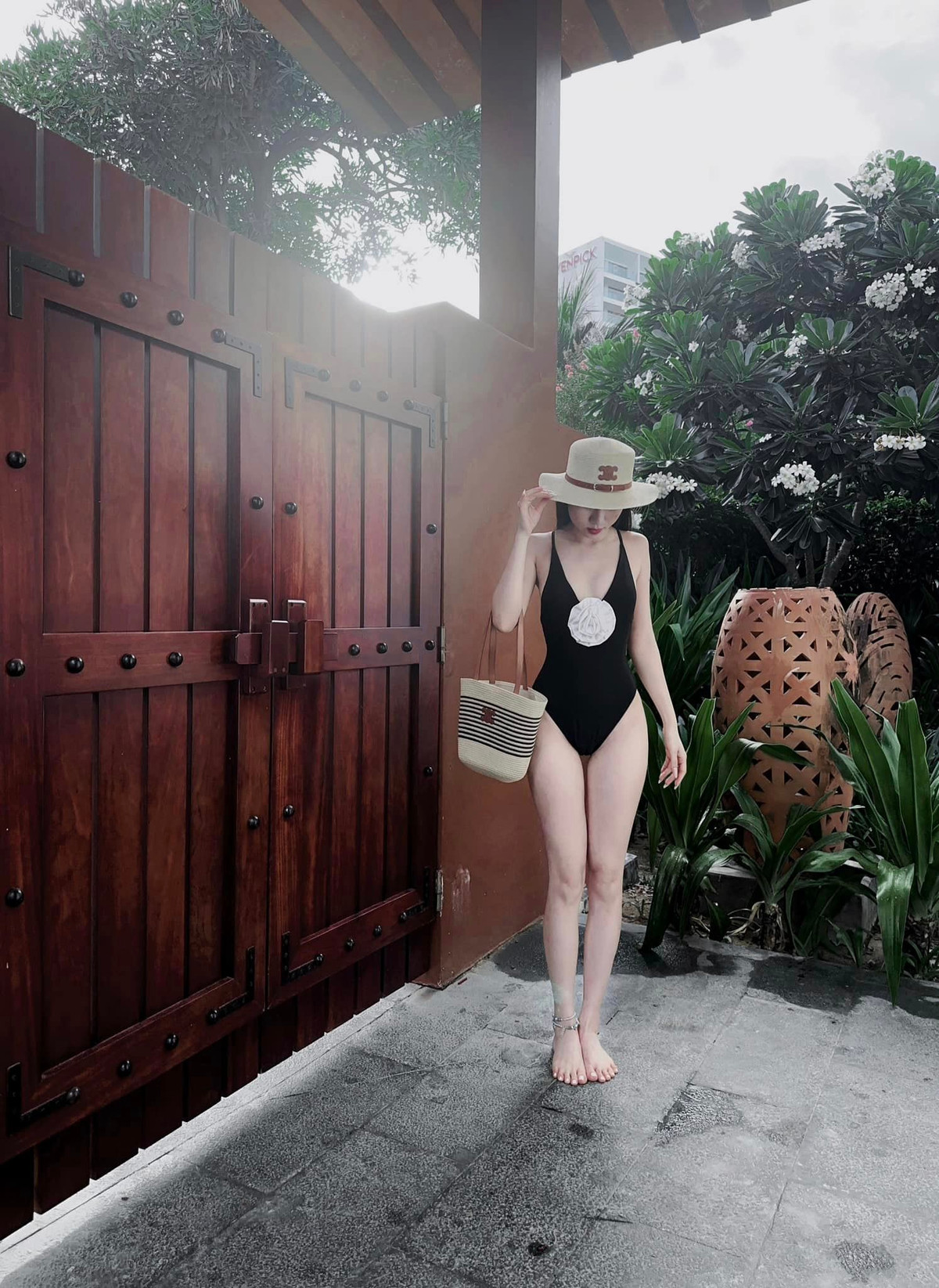 Nguyễn Nụ sở hữu thân hình cực chuẩn với vòng 1 và vòng 3 nảy nở cùng vòng eo con kiến.