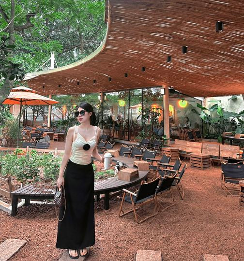 Nguyễn Nụ chuyển hướng sang kinh doanh về mảng thời trang và có cuộc sống sang chảnh. Cô nàng yêu thích đi du lịch, thường xuyên có mặt tại những khu nghỉ dưỡng đắt đỏ.