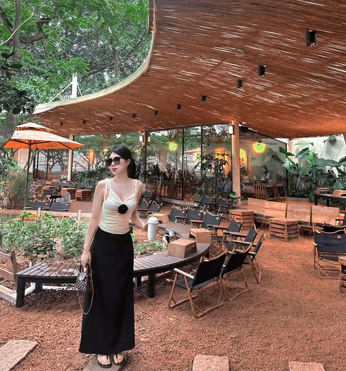 Nguyễn Nụ chuyển hướng sang kinh doanh về mảng thời trang và có cuộc sống sang chảnh. Cô nàng yêu thích đi du lịch, thường xuyên có mặt tại những khu nghỉ dưỡng đắt đỏ.