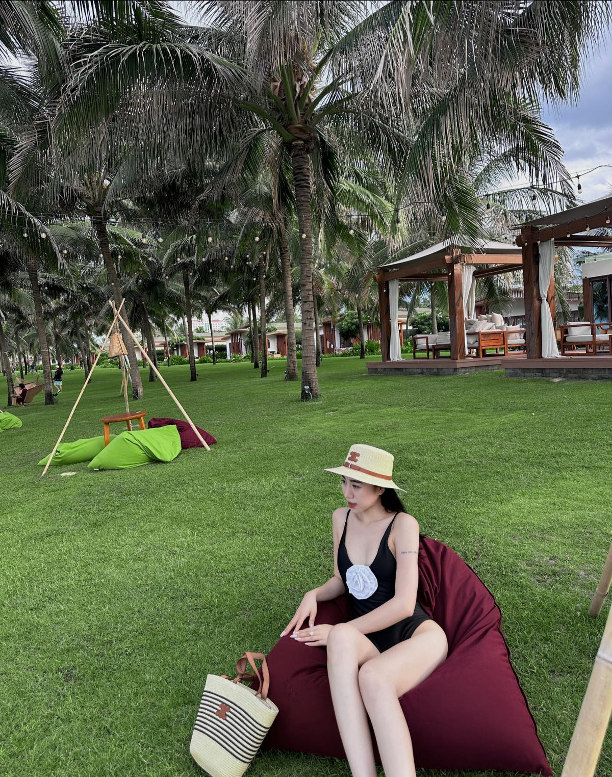 Tranh thủ kỳ nghỉ với gia đình,Nguyễn Nụ không ngại "thả xích" loạt ảnh diện bikini khoe dáng bên hồ bơi khiến người xem không thể rời mắt.