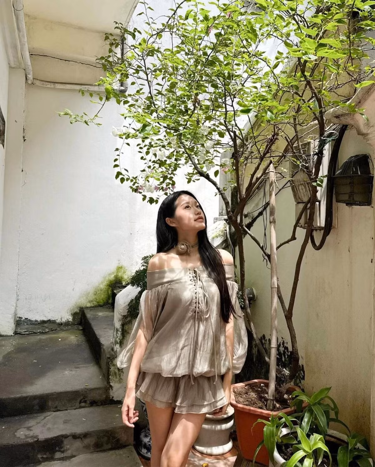 Kể từ khi hạ sinh quý tử đầu lòng, cuộc sống của vợ Đoàn Văn Hậu có nhiều thay đổi đáng kể. Ngoài chu trình chăm dưỡng dung nhan, gu ăn vận thường nhật của người đẹp cũng rẽ sang hướng khác.