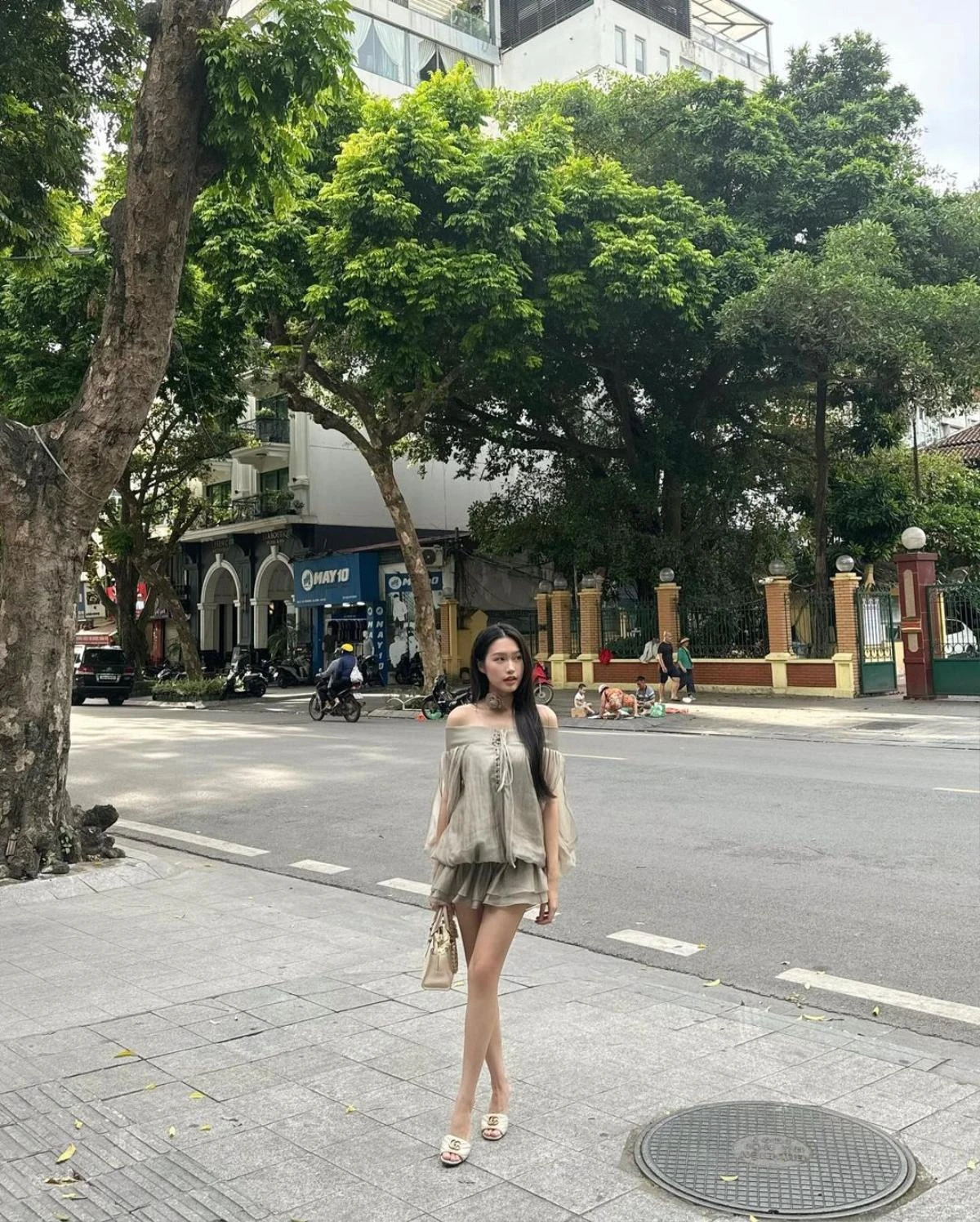 Theo tìm hiểu, thiết kế được vợ Đoàn Văn Hậu lựa chọn nằm trong bộ sưu tập Resort’24 của nhà mốt Mollynista. Trên trang bán hàng trực tuyến, sản phẩm được niêm yết với giá 950 nghìn đồng.