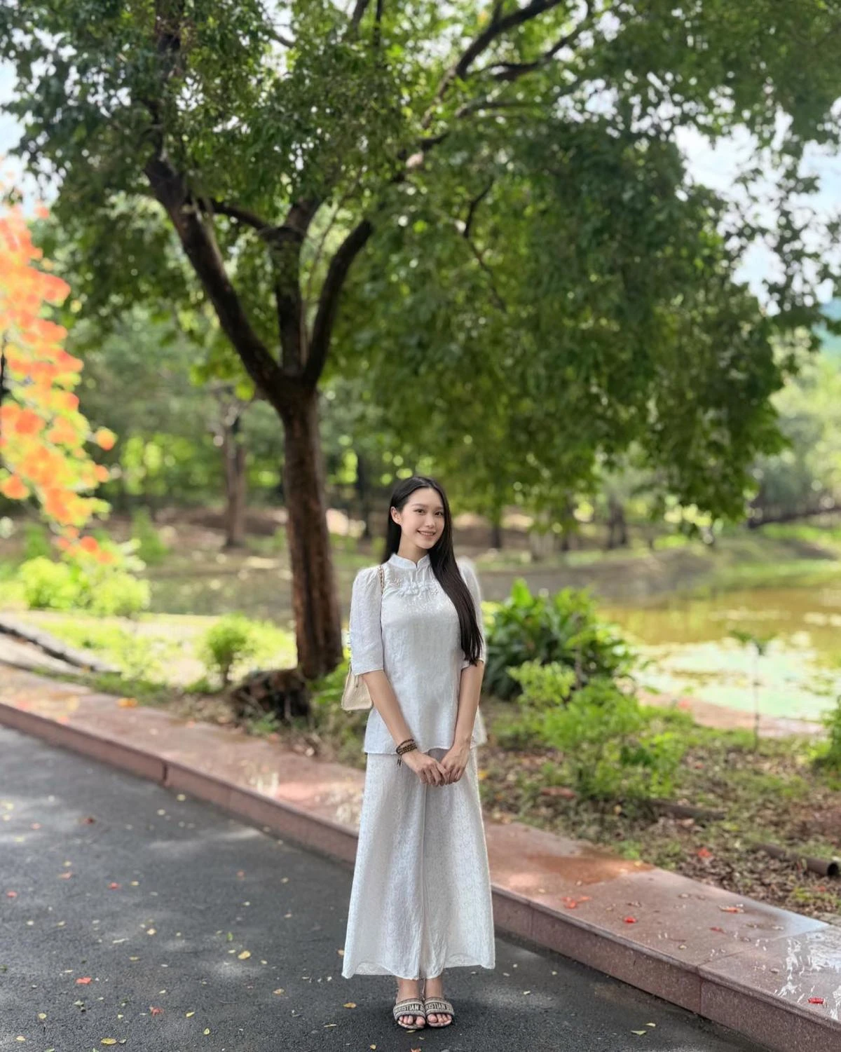 Có thể thấy, Doãn Hải Mỹ cũng giống như bao người mẹ khác. Cô tập trung toàn thời gian cho quý tử đầu lòng mà không còn quản chuyện váy áo hay chăm sóc da hằng ngày. Bởi lẽ, chỉ cần một nụ cười của con đã đủ làm mẹ bỉm vui trọn một ngày.