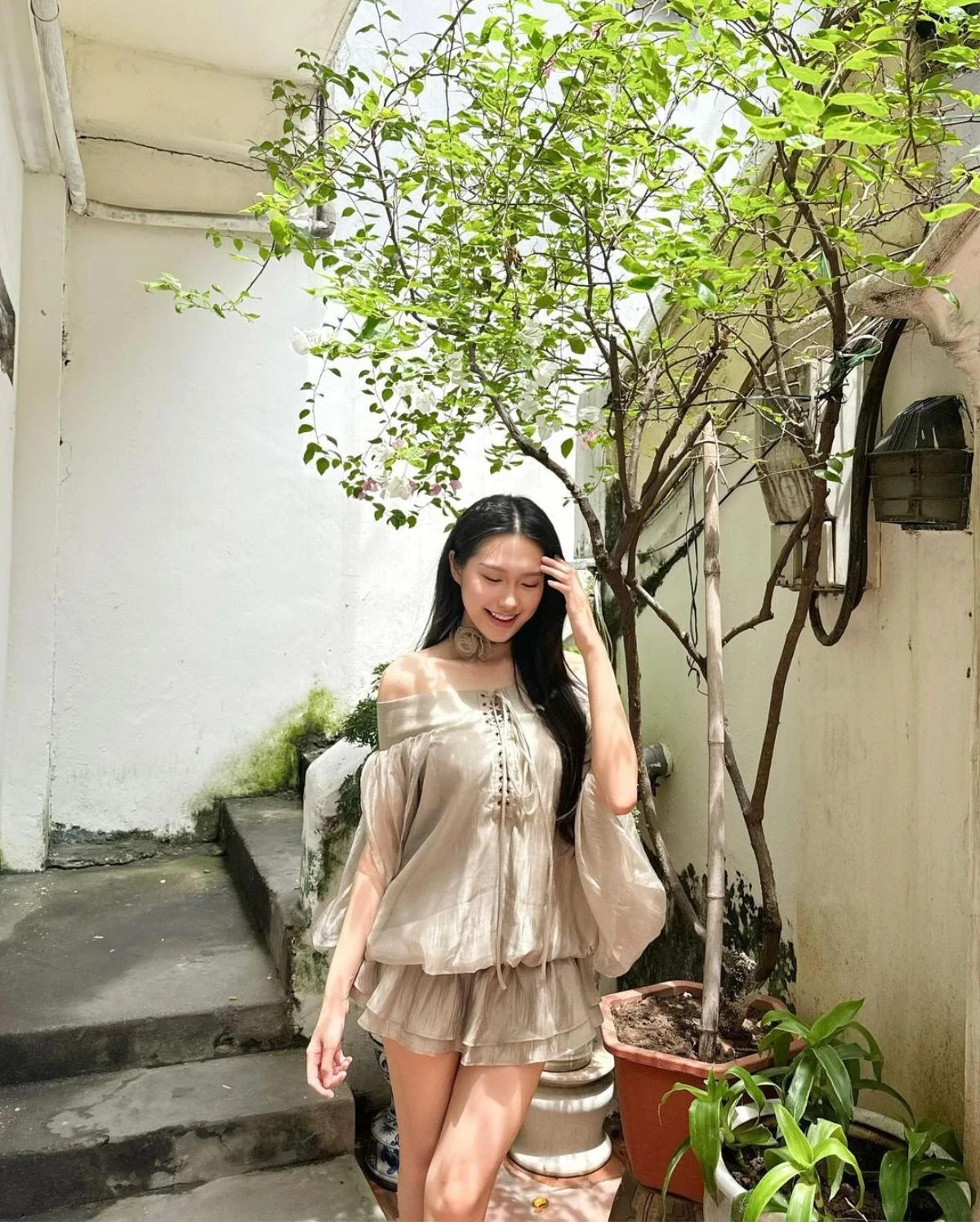 Tạm biệt những mẫu váy ôm sát đường cong hình thể, Doãn Hải My ưu tiên trang phục có độ co giãn, phom rộng và thoáng khí. Trong khung hình mới nhất, cô thả dáng yêu kiều trong bộ cánh cách điệu tông rêu mát mắt. Được biết, tổng thể được may đo tỉ mỉ trên nền liệu tơ cao cấp.