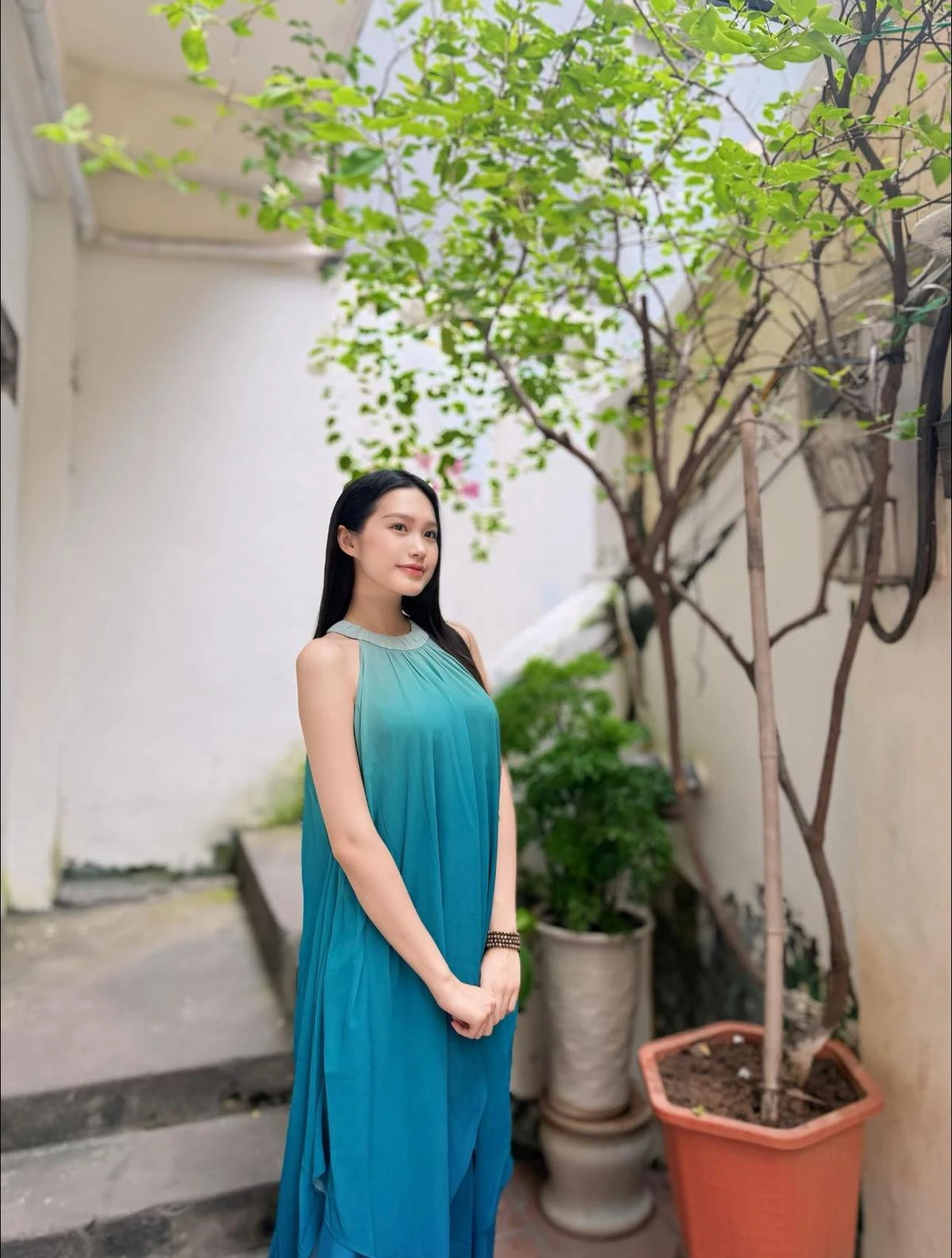 Lượt xem dòng thời gian gần đây, nhiều netizen nhận ra điểm trùng hợp về phong cách phối váy áo của Doãn Hải My. Theo đó, các items được người đẹp mặc lên sóng chủ yếu nhấn vào phần cổ, tay và chân. Các mẫu mã chiết eo hay cách điệu độc đáo ở vùng này cũng được cô cất gọn vào tủ đồ.