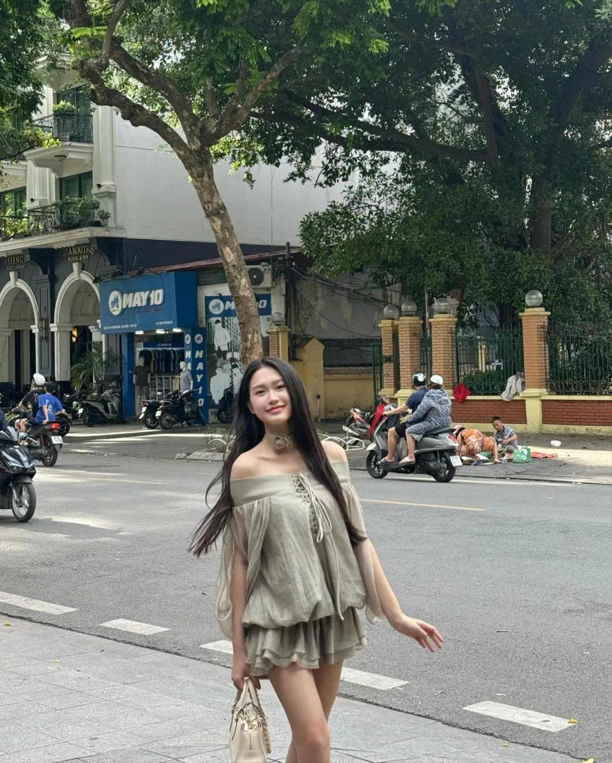 Thiết kế dún xếp nếp tập trung tôn lên bờ vai trần thon thả cũng như đôi chân của người mặc. Ở khu vực nối liền eo và chân váy, bộ cánh giúp che chắn khuyết điểm tối đa khi có điểm may rút nhún khéo léo.