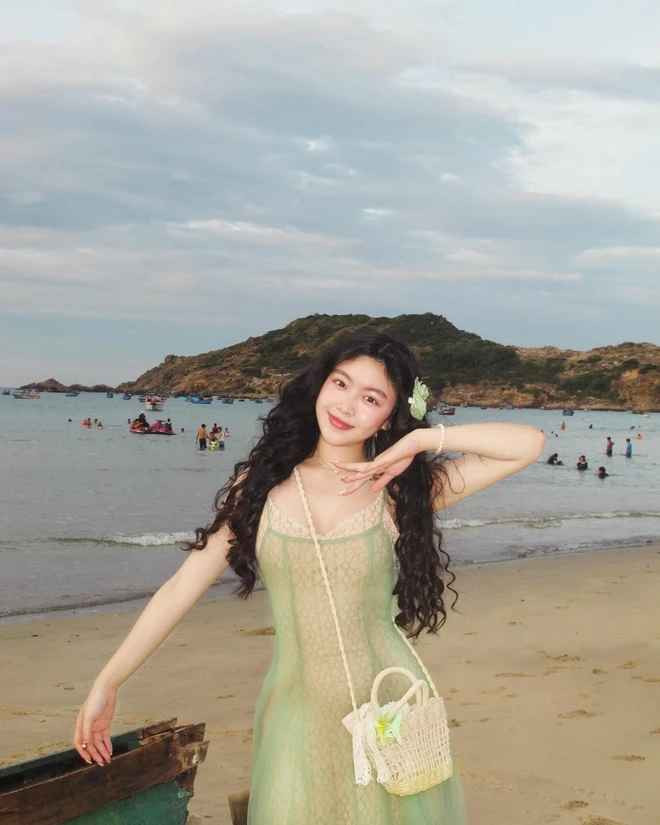 Nam MC cho biết khi Lọ Lem chuẩn bị sang tuổi 18 thì 2 vợ chồng mới chính thức cho cô tự sử dụng MXH để trải nghiệm, học hỏi và biết cảm giác khi được khen, được chê thế nào.