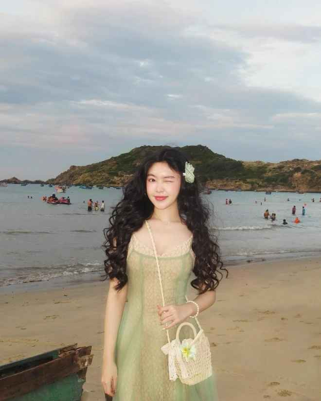 So với hình ảnh dịu dàng trước đây, Lọ Lem có phần gợi cảm và mới mẻ hơn. Cũng chính vì sự thay đổi này mà nhiều người không khỏi bất ngờ.