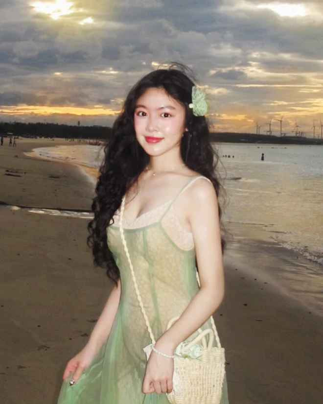 Loạt ảnh dạo biển ở Quy Nhơn mới được Lọ Lem chia sẻ là một điển hình, chỉ vài tấm ảnh mà cô nàng khiến dân mạng phải trầm trồ.