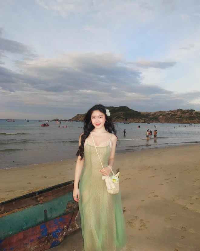 Về phần mình, Lọ Lem cũng trả lời rất nhiều lời khen từ mọi người, phần lớn là cảm ơn và gửi icon trái tim.