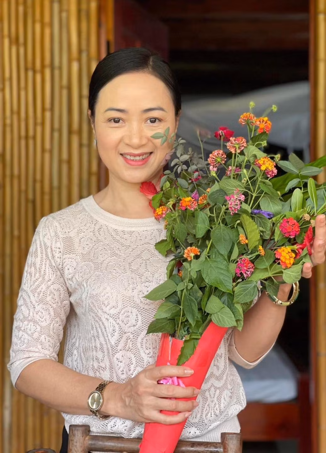 NSƯT Linh Huệ có cuộc sống bình yên, êm ấm bên ông xã doanh nhân và 2 con.