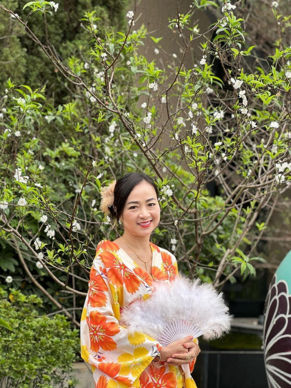 Dù đã qua tuổi 50, Linh Huệ vẫn giữ được thần thái rạng rỡ, nhan sắc mặn mà, phúc hậu.