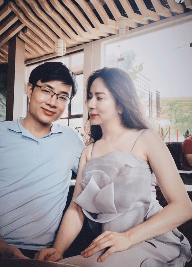 Lê Vũ Hoàng (sinh năm 1988) là cựu học sinh trường THPT số 1 Bố Trạch, Quảng Bình. Giống những nhà vô địch khác, Lê Vũ Hoàng lên đường đi du học tại Đại học Kỹ thuật Swinburne, Australia.