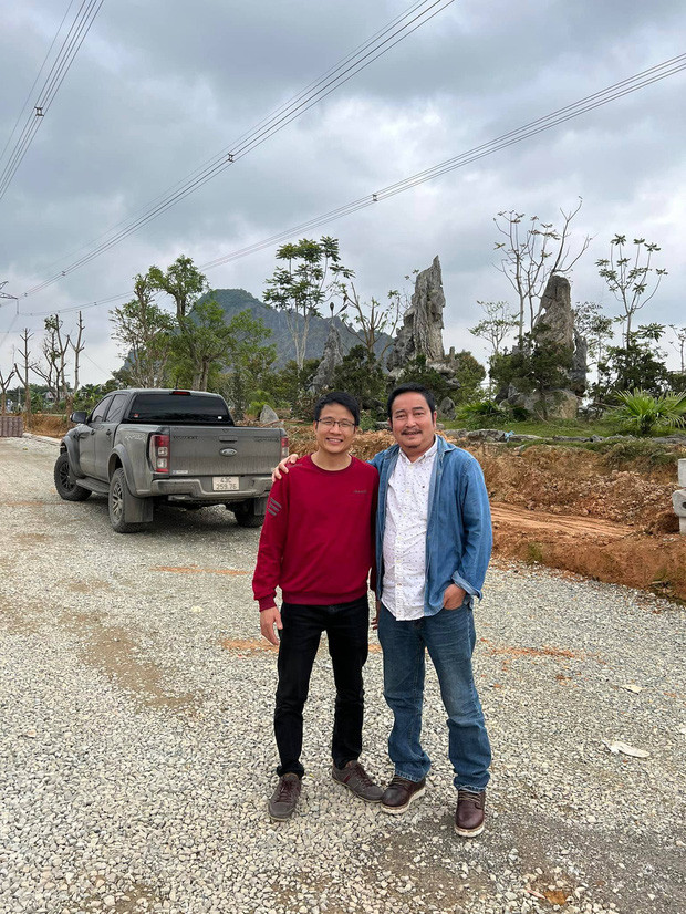 Tốt nghiệp cử nhân danh dự ngành Điện tử và máy tính vào năm 2011, anh tiếp tục nhận được học bổng tiến sĩ tại ngôi trường này để nghiên cứu về Quang học lượng tử và laser tử ngoại trong vòng 4 năm.