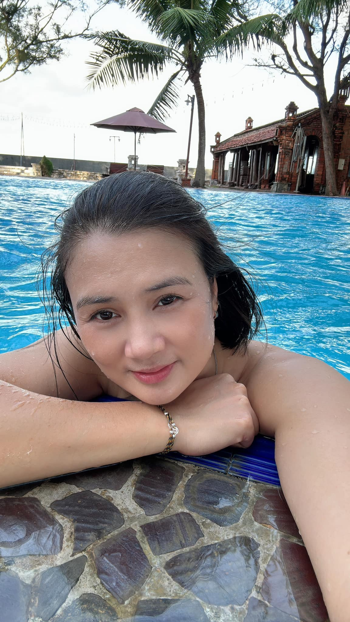 Nhan sắc của cô được nhiều người đánh giá trẻ hơn tuổi.