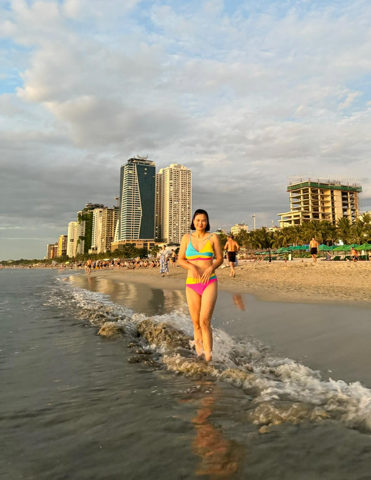 Nhiều fan của cựu tuyển thủ bóng chuyền không ngừng xuýt xoa khen ngợi ở dưới phần bình luận: "Mê, đúng là tượng đài nhan sắc", "hơn 40 rồi mà thân hình vẫn không có tí mỡ thừa nào".